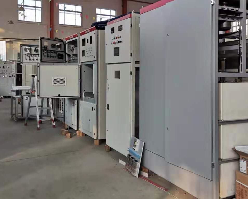 帥龍機電廠房內(nèi)正在安裝、調(diào)試各類的設(shè)備