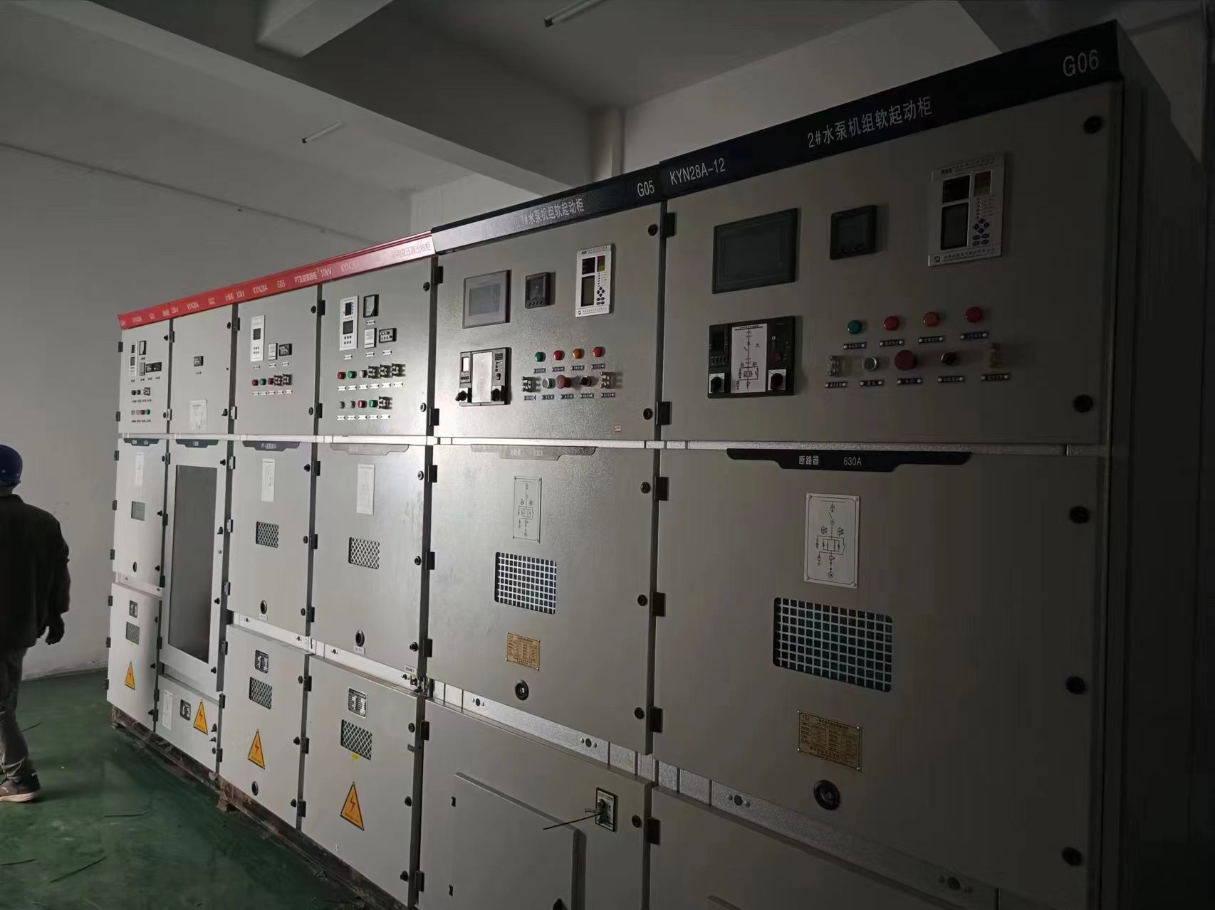 一體化固態(tài)軟起動(dòng)到達(dá)現(xiàn)場，安裝好，待調(diào)試